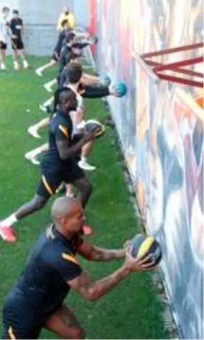 Galatasaray'da Belhanda antrenmanda yer almadı Galatasaray'da Belhanda antrenmanda yer almadı