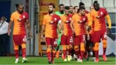 Fatih Terim, G.Saray'ı FIFA'ya şikayet eden Belhanda ve Feghouli'yi kadro dışı bırakıyor Fatih Terim, G.Saray'ı FIFA'ya şikayet eden Belhanda ve Feghouli'yi kadro dışı bırakıyor