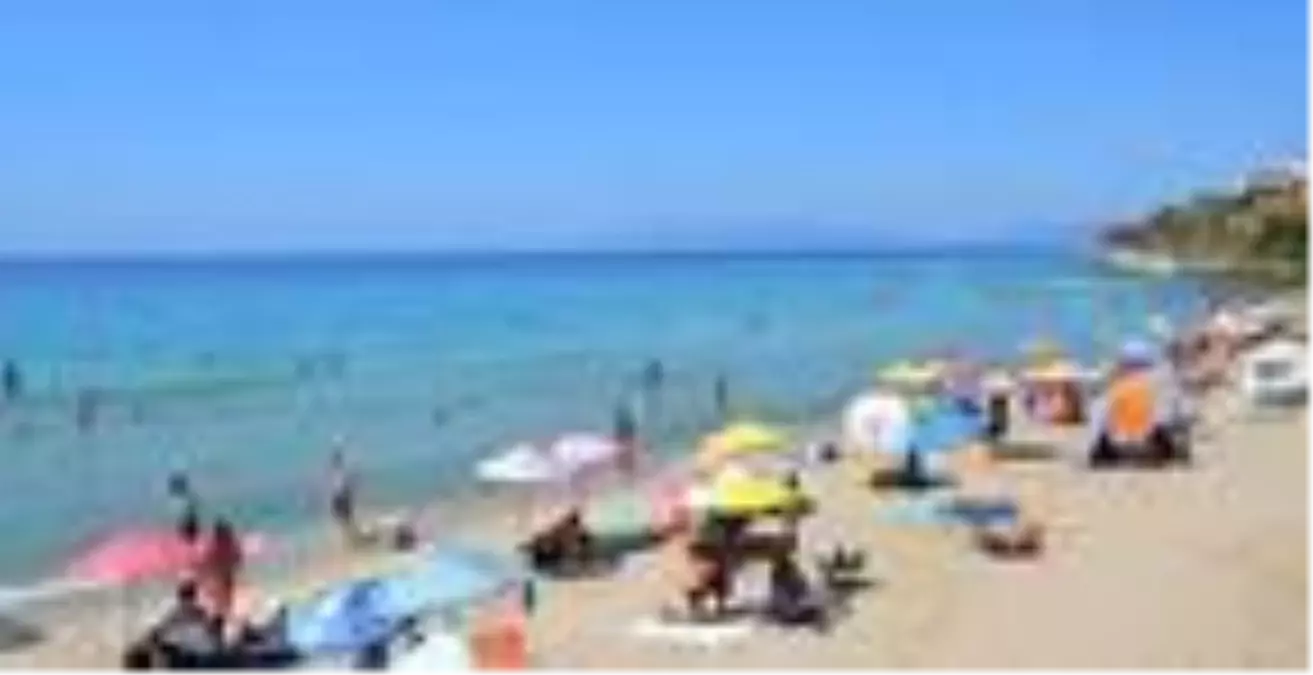 Kuşadası'nda yazdan kalma günler; sahiller doldu