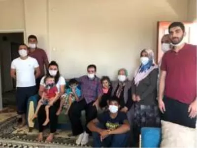 Libya'da kurtarılan Türk davul zurnayla karşılandı Libya'da kurtarılan Türk davul zurnayla karşılandı