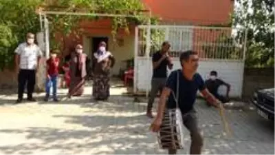 Libya'da kurtarılan Türk davul zurnayla karşılandı Libya'da kurtarılan Türk davul zurnayla karşılandı