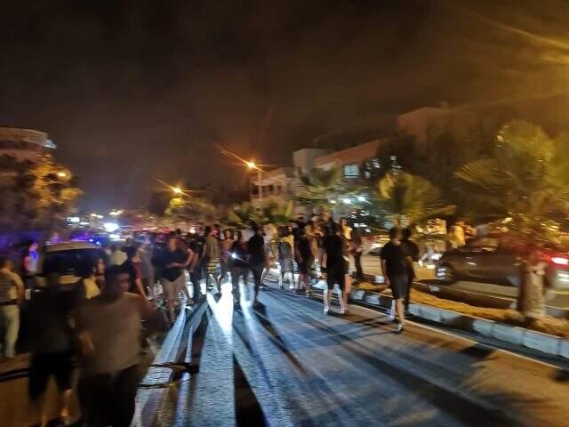 Sigara yakmak için çakmak çakan kişi, kundakçı sanılarak darbedildi Sigara yakmak için çakmak çakan kişi, kundakçı sanılarak darbedildi