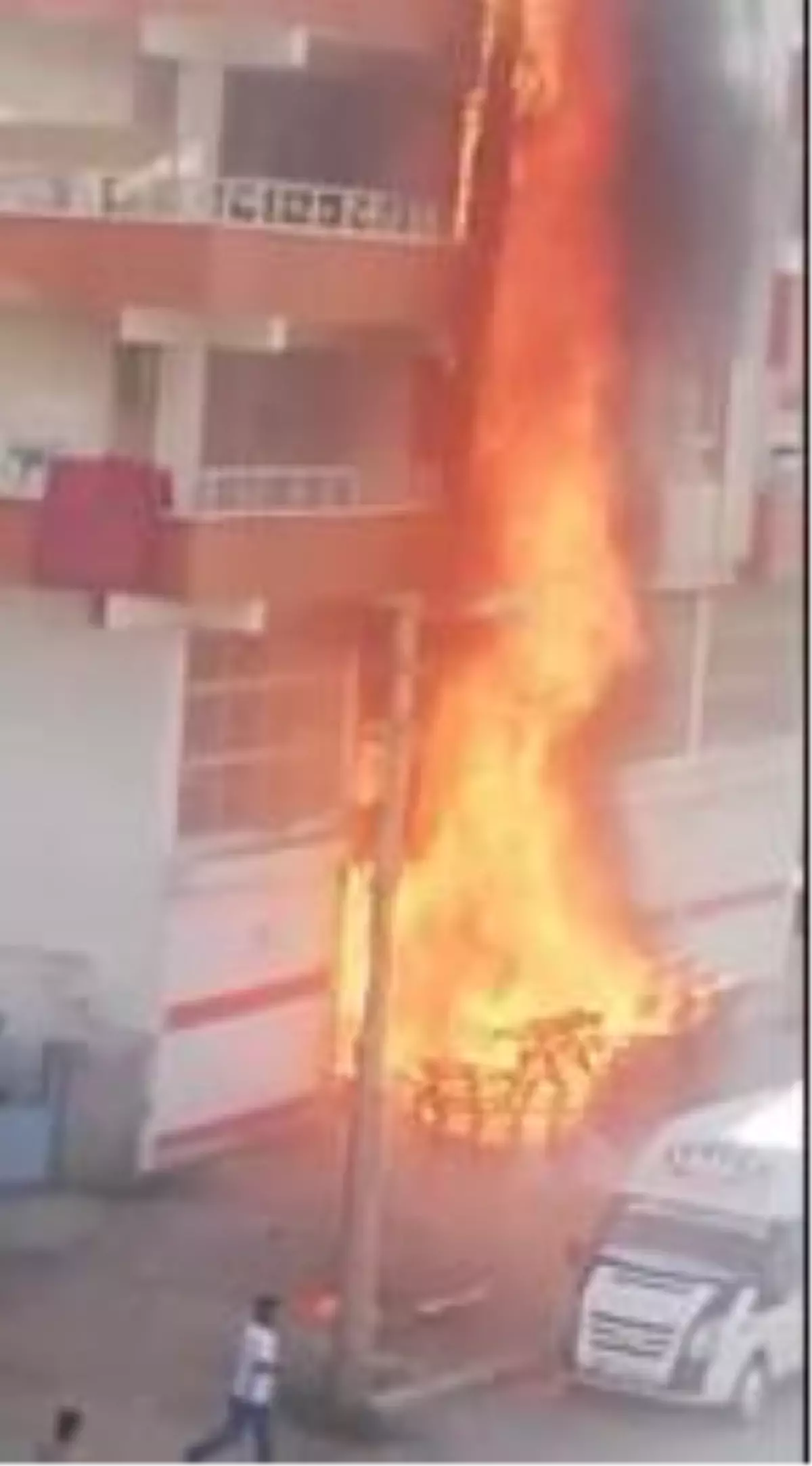 Siverek?te 5 katlı binayı alevler sardı, mahallede panik yaşandı