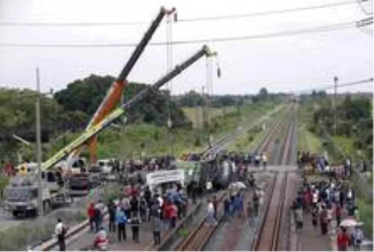 Tayland'da otobüsle tren çarpıştı: 20 ölü 29 yaralı