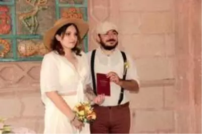 Veteriner çiftin nikahında davetlilere nikah şekeri yerine kedi- köpek maması Veteriner çiftin nikahında davetlilere nikah şekeri yerine kedi- köpek maması
