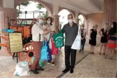 Veteriner çiftin nikahında davetlilere nikah şekeri yerine kedi- köpek maması Veteriner çiftin nikahında davetlilere nikah şekeri yerine kedi- köpek maması