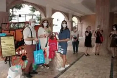 Veteriner çiftin nikahında davetlilere nikah şekeri yerine kedi- köpek maması Veteriner çiftin nikahında davetlilere nikah şekeri yerine kedi- köpek maması
