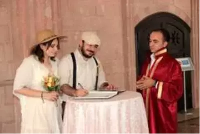 Veteriner çiftin nikahında davetlilere nikah şekeri yerine kedi- köpek maması Veteriner çiftin nikahında davetlilere nikah şekeri yerine kedi- köpek maması