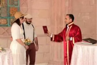 Veteriner çiftin nikahında davetlilere nikah şekeri yerine kedi- köpek maması Veteriner çiftin nikahında davetlilere nikah şekeri yerine kedi- köpek maması