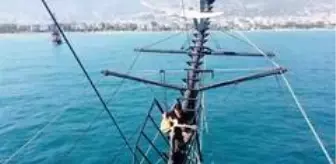 Alanya: 800 metre yüksekte gitar çalan psikolog bu kez de korsan olup gitarını konuşturdu Alanya: 800 metre yüksekte gitar çalan psikolog bu kez de korsan olup gitarını konuşturdu