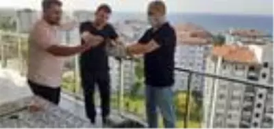 Balkonuna konan doğanı elleriyle besleyip doğaya saldı