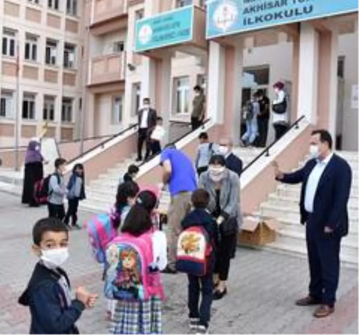 Başkan Dutlulu, ilk ders zilinde öğrencilerin yanında oldu