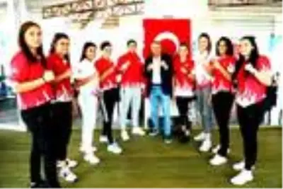 Boks Federasyonu Başkanı Gözgeç, Olimpik Kadın Milli Takımı'yla buluştu Boks Federasyonu Başkanı Gözgeç, Olimpik Kadın Milli Takımı'yla buluştu