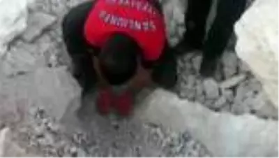 Çöken toprak ve kaya yığınının altında kalan yavru köpek kurtarıldı