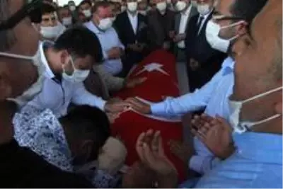 Hayatını kaybeden belediye başkanı görev yaptığı binaya son kez getirildi Hayatını kaybeden belediye başkanı görev yaptığı binaya son kez getirildi