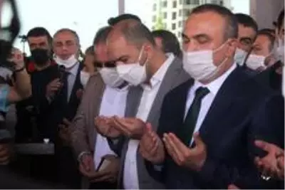 Hayatını kaybeden belediye başkanı görev yaptığı binaya son kez getirildi Hayatını kaybeden belediye başkanı görev yaptığı binaya son kez getirildi