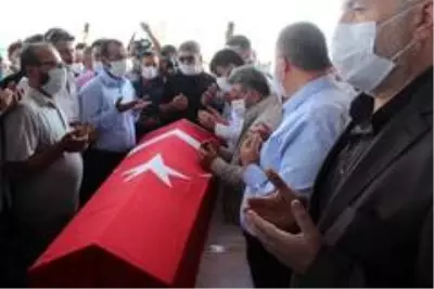 Hayatını kaybeden belediye başkanı görev yaptığı binaya son kez getirildi Hayatını kaybeden belediye başkanı görev yaptığı binaya son kez getirildi