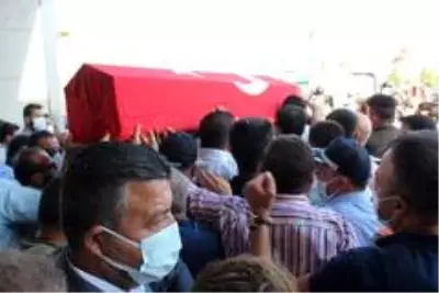 Hayatını kaybeden belediye başkanı görev yaptığı binaya son kez getirildi Hayatını kaybeden belediye başkanı görev yaptığı binaya son kez getirildi