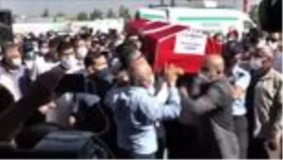 Hayatını kaybeden belediye başkanı görev yaptığı binaya son kez getirildi Hayatını kaybeden belediye başkanı görev yaptığı binaya son kez getirildi