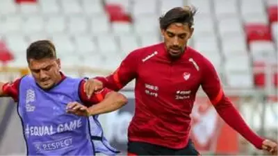 İrfan Can Kahveci, koronavirüslü biriyle aynı ortamda olduğu için milli takım aday kadrosundan çıkarıldı İrfan Can Kahveci, koronavirüslü biriyle aynı ortamda olduğu için milli takım aday kadrosundan çıkarıldı
