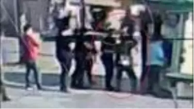 Kadını taciz edip parasını almaya çalışan şüpheliyi devriye polisleri yakaladı Kadını taciz edip parasını almaya çalışan şüpheliyi devriye polisleri yakaladı