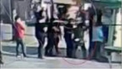 Kadını taciz edip parasını almaya çalışan şüpheliyi devriye polisleri yakaladı Kadını taciz edip parasını almaya çalışan şüpheliyi devriye polisleri yakaladı
