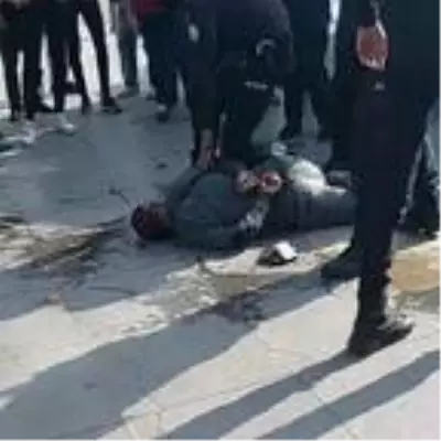 Kadını taciz edip parasını almaya çalışan şüpheliyi devriye polisleri yakaladı Kadını taciz edip parasını almaya çalışan şüpheliyi devriye polisleri yakaladı