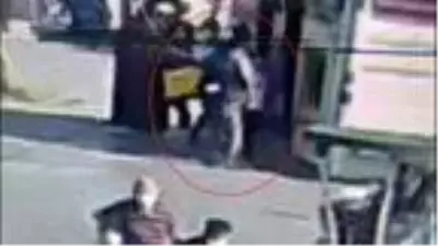 Kadını taciz edip parasını almaya çalışan şüpheliyi devriye polisleri yakaladı Kadını taciz edip parasını almaya çalışan şüpheliyi devriye polisleri yakaladı