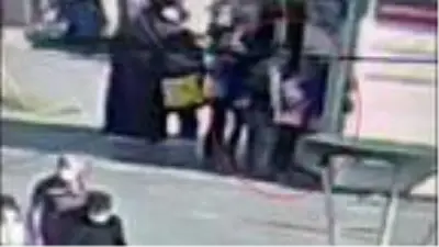 Kadını taciz edip parasını almaya çalışan şüpheliyi devriye polisleri yakaladı Kadını taciz edip parasını almaya çalışan şüpheliyi devriye polisleri yakaladı