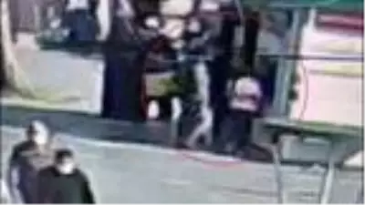 Kadını taciz edip parasını almaya çalışan şüpheliyi devriye polisleri yakaladı Kadını taciz edip parasını almaya çalışan şüpheliyi devriye polisleri yakaladı