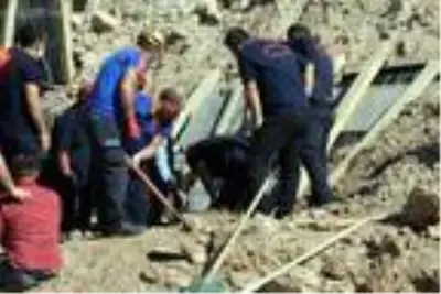 Ölen arkadaşlarının cansız bedeninin etrafında sinir krizi geçirdiler