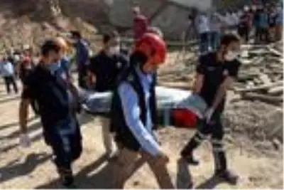 Ölen arkadaşlarının cansız bedeninin etrafında sinir krizi geçirdiler