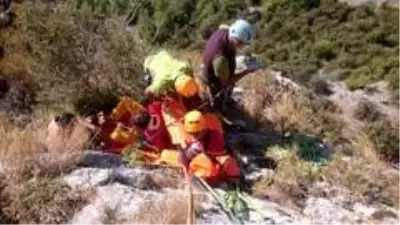 Kanyondan yuvarlanan dağcıyı kaskı ölümden kurtardı Kanyondan yuvarlanan dağcıyı kaskı ölümden kurtardı