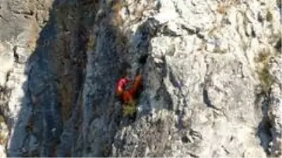 Kanyondan yuvarlanan dağcıyı kaskı ölümden kurtardı Kanyondan yuvarlanan dağcıyı kaskı ölümden kurtardı
