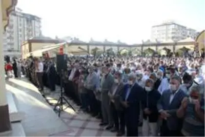Kilis Belediye Başkanı Bulut son yolculuğuna uğurlandı Kilis Belediye Başkanı Bulut son yolculuğuna uğurlandı