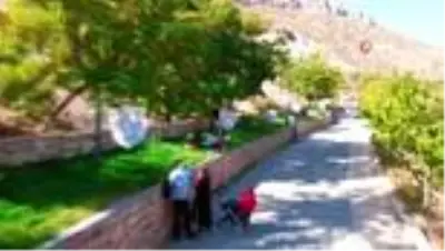 Madene karşı özlem ve hasretin dile geldiği Mani Yolu'nda kitap okuma eylemi Madene karşı özlem ve hasretin dile geldiği Mani Yolu'nda kitap okuma eylemi