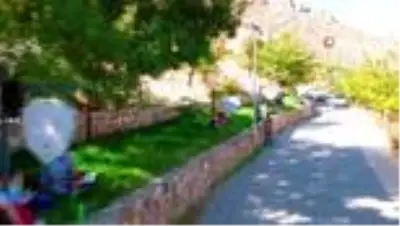 Madene karşı özlem ve hasretin dile geldiği Mani Yolu'nda kitap okuma eylemi Madene karşı özlem ve hasretin dile geldiği Mani Yolu'nda kitap okuma eylemi