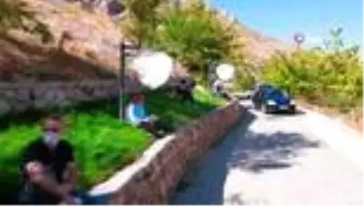 Madene karşı özlem ve hasretin dile geldiği Mani Yolu'nda kitap okuma eylemi Madene karşı özlem ve hasretin dile geldiği Mani Yolu'nda kitap okuma eylemi
