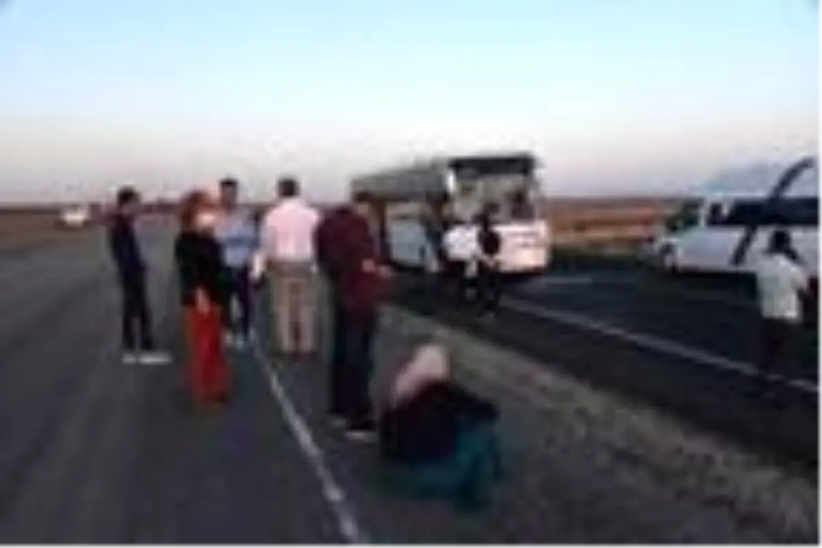 Otobüsleri TIR'a çarpan yolcular, yol kenarında yeni araç bekledi