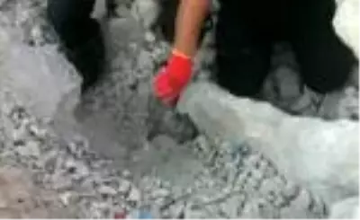 Çöken toprak ve kaya yığınının altında kalan yavru köpek kurtarıldı