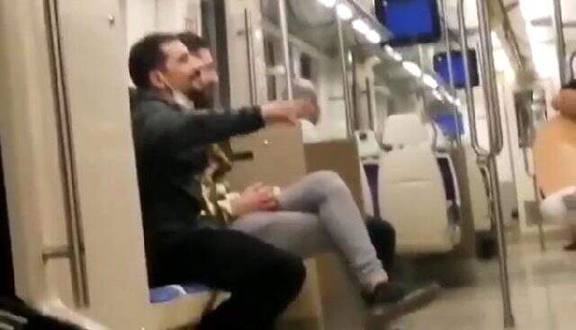 Tepki çeken görüntüler! Toplu taşımada şarkı söyleyip sigara içtiler