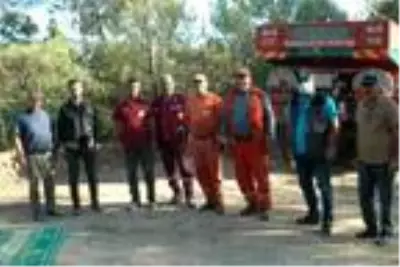 Son dakika haberi! Yangını söndürdükten sonra toprakta uyuyan işçiler Yangını söndürmenin sevinci tarif... Son dakika haberi! Yangını söndürdükten sonra toprakta uyuyan işçiler Yangını söndürmenin sevinci tarif...