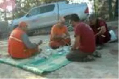 Son dakika haberi! Yangını söndürdükten sonra toprakta uyuyan işçiler Yangını söndürmenin sevinci tarif... Son dakika haberi! Yangını söndürdükten sonra toprakta uyuyan işçiler Yangını söndürmenin sevinci tarif...