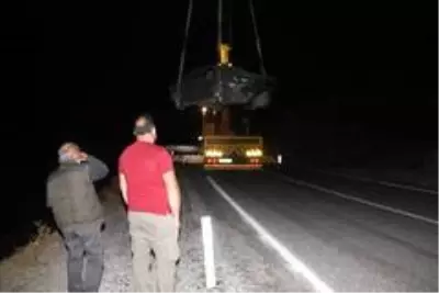 Yoldan çıkan otomobil kayalıklar üzerine düştü Yoldan çıkan otomobil kayalıklar üzerine düştü
