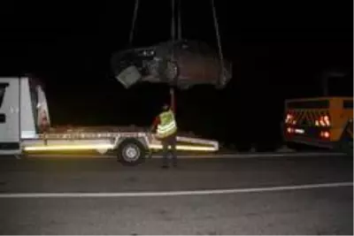 Yoldan çıkan otomobil kayalıklar üzerine düştü Yoldan çıkan otomobil kayalıklar üzerine düştü