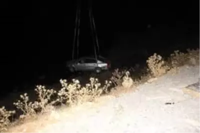 Yoldan çıkan otomobil kayalıklar üzerine düştü Yoldan çıkan otomobil kayalıklar üzerine düştü
