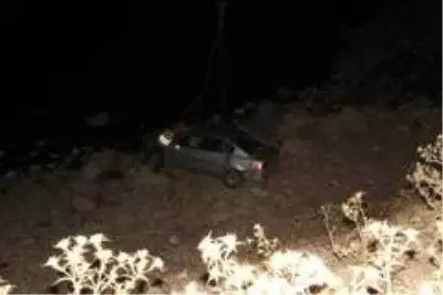 Yoldan çıkan otomobil kayalıklar üzerine düştü Yoldan çıkan otomobil kayalıklar üzerine düştü