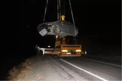 Yoldan çıkan otomobil kayalıklar üzerine düştü Yoldan çıkan otomobil kayalıklar üzerine düştü