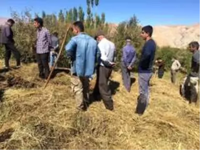 Son dakika haberleri... Köylüler yangını söndürebilmek için zamanla yarıştı Son dakika haberleri... Köylüler yangını söndürebilmek için zamanla yarıştı