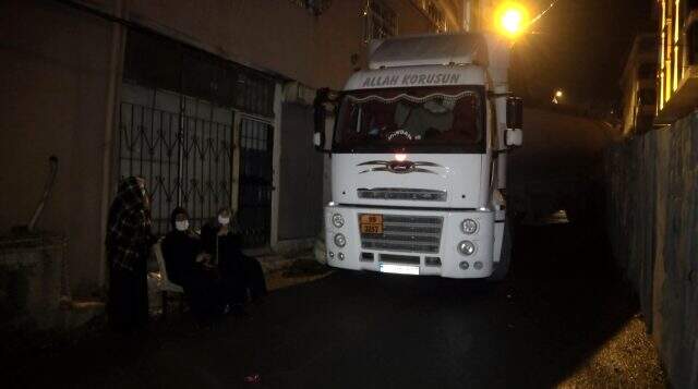 Abdurrahim Albayrak'ın annesinin yaşadığı binaya tanker çarptı